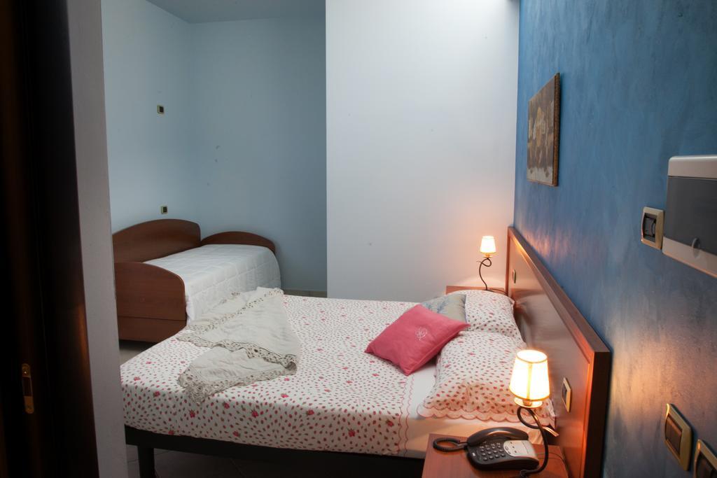 Pensione Degli Ulivi Porto SantʼElpidio Quarto foto